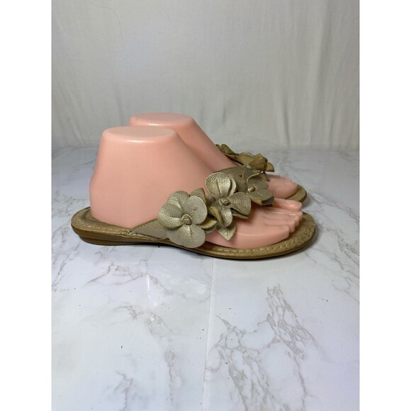 B.O.C. Born Women's Thong Sandals 7 Metallic Gold Flower Flip Flop Slide Flat - Picture 2 of 7